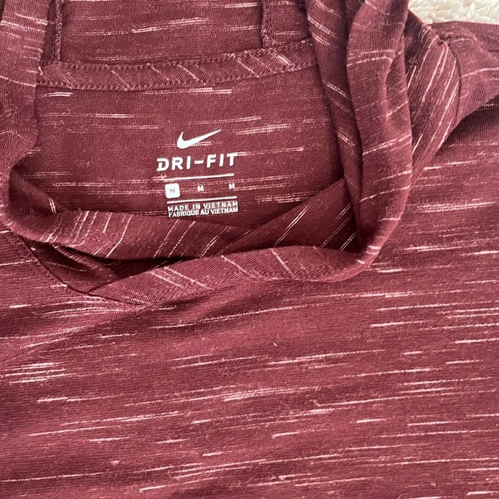 Women’s Nike drifit SZ M lightweight hoodie. Maroon w/pink. Great condition